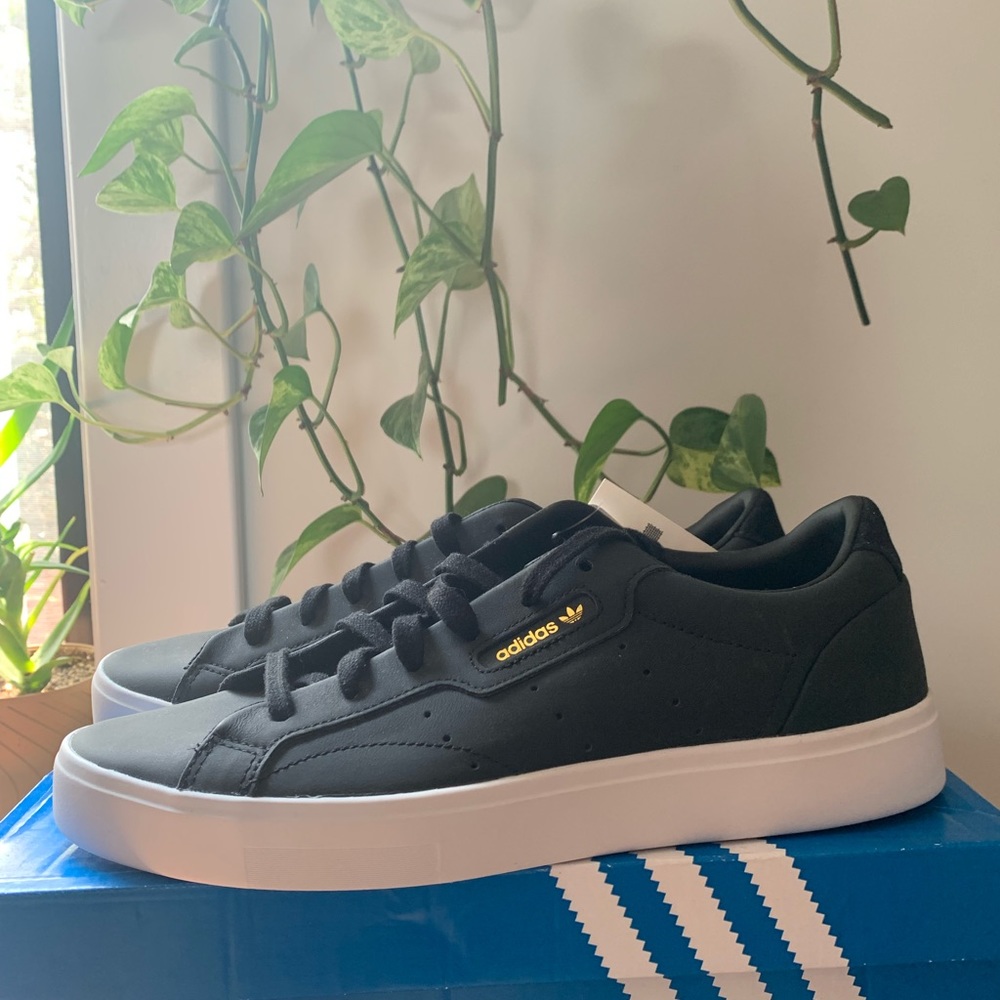 Adidas Sleek Black size 9.5 women’s
